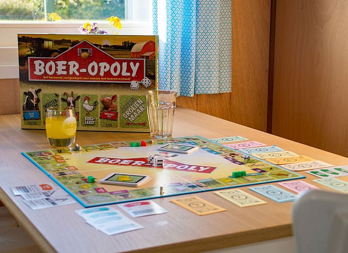 Vakantiehuisje in Coevorden met houten veranda en groene omgeving in Zuidoost Drenthe.