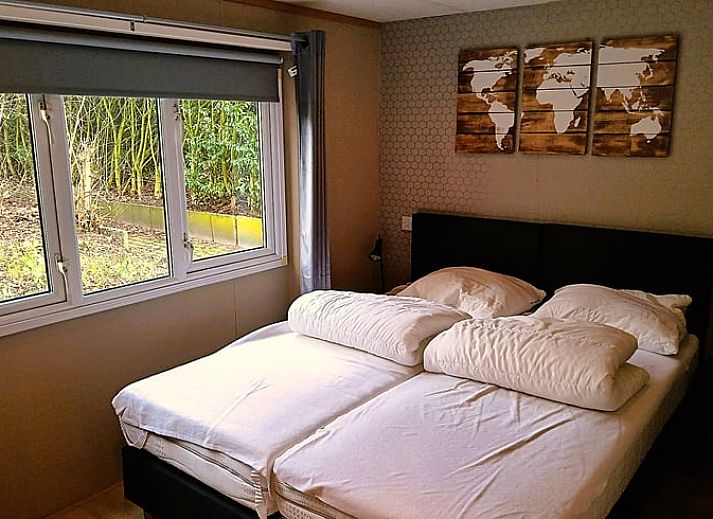 Gemuetliches Wohnzimmer des Ferienhauses in Stieltjeskanaal, Drenthe mit bequemer Sitzecke.