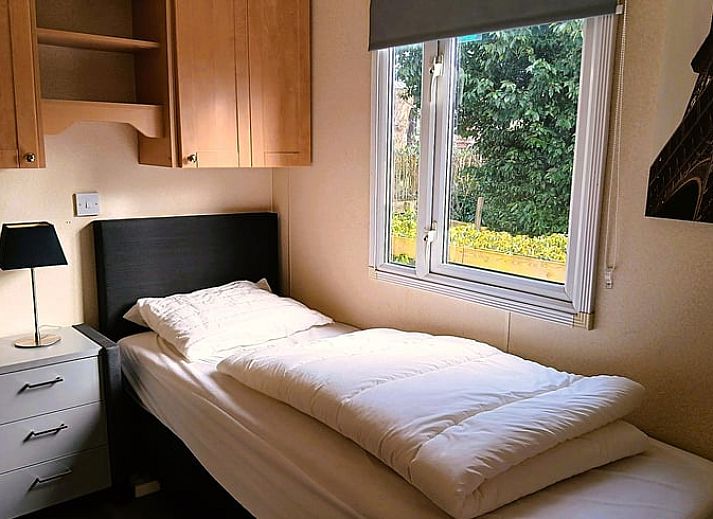 Gemuetliches Wohnzimmer des Ferienhauses in Stieltjeskanaal, Drenthe mit bequemer Sitzecke.