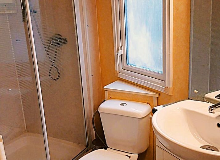 Gemuetliches Wohnzimmer des Ferienhauses in Stieltjeskanaal, Drenthe mit bequemer Sitzecke.