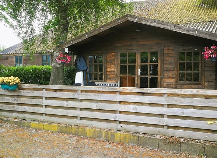 Charmant vakantiehuisje in Stieltjeskanaal met houten veranda, ideaal gelegen in de natuur van Zuidoost Drenthe, Drenthe.
