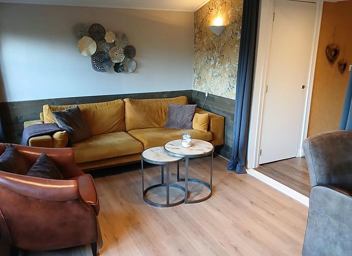 Charmant vakantiehuisje in Stieltjeskanaal met houten veranda, ideaal gelegen in de natuur van Zuidoost Drenthe, Drenthe.