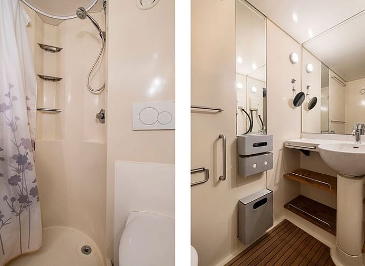 Gezellige woonkamer in Vakantiehuisje in Stieltjeskanaal, Zuidoost Drenthe, met rustieke meubels en uitzicht op de groene omgeving.