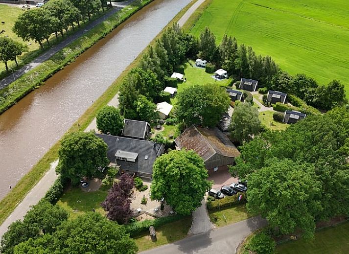 Gezellige woonkamer in Vakantiehuisje in Stieltjeskanaal, Zuidoost Drenthe, met rustieke meubels en uitzicht op de groene omgeving.