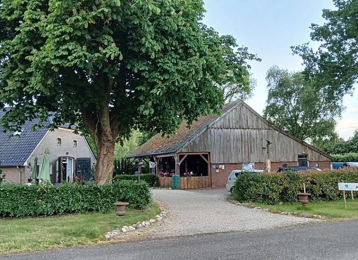 Gezellige woonkamer in Vakantiehuisje in Stieltjeskanaal, Zuidoost Drenthe. Comfortabele zitruimte perfect voor ontspanning in een landelijke omgeving.
