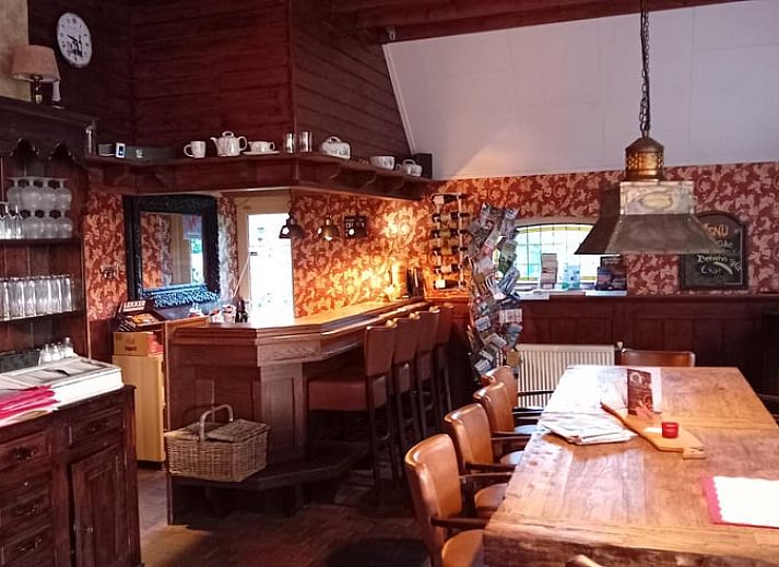 Gezellige woonkamer in Vakantiehuisje in Stieltjeskanaal, Zuidoost Drenthe. Comfortabele zitruimte perfect voor ontspanning in een landelijke omgeving.