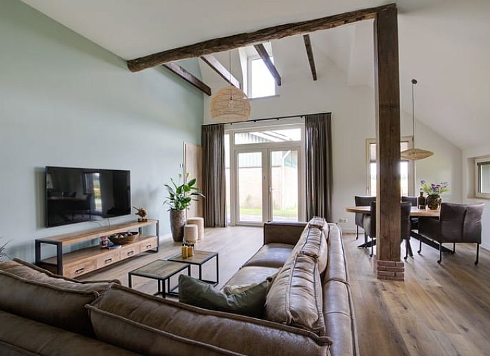 Cottage in Benneveld with thatched roof, located in picturesque Southeast Drenthe, surrounded by green nature.