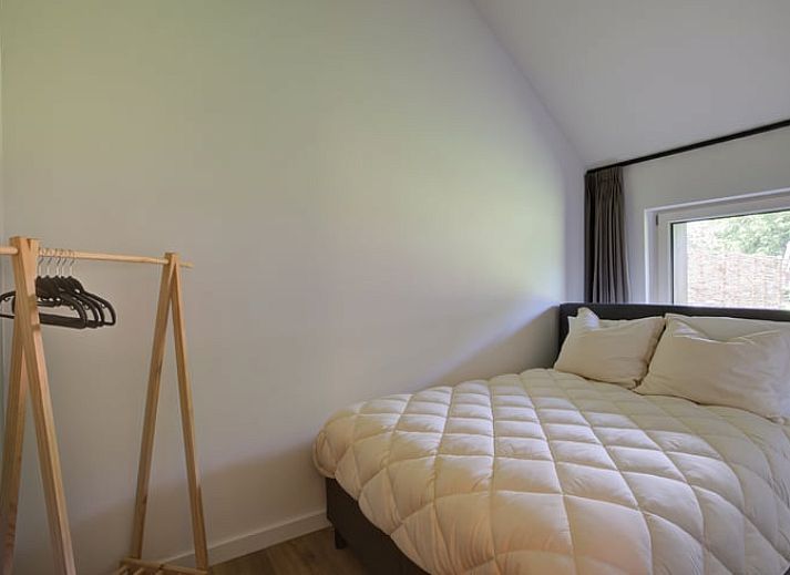 Stylish hall of Cottage in Benneveld, Southeast Drenthe, with wooden floor and decorative elements.