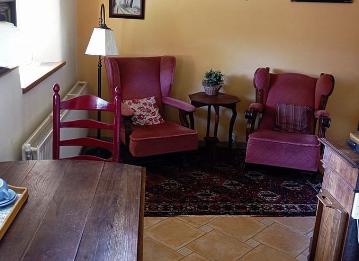 Gezellig terras bij Huisje in Benneveld, vakantiehuis in Zuidoost Drenthe met tuinmeubilair en parasol.