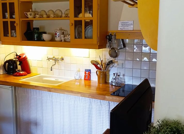 Gezellig terras bij Huisje in Benneveld, vakantiehuis in Zuidoost Drenthe met tuinmeubilair en parasol.