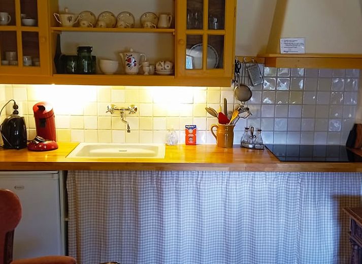 Gezellig terras bij Huisje in Benneveld, vakantiehuis in Zuidoost Drenthe met tuinmeubilair en parasol.