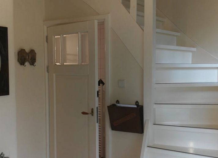 Knusse eethoek in Huisje in Benneveld, vakantieverblijf in Drenthe met uitzicht op de tuin.