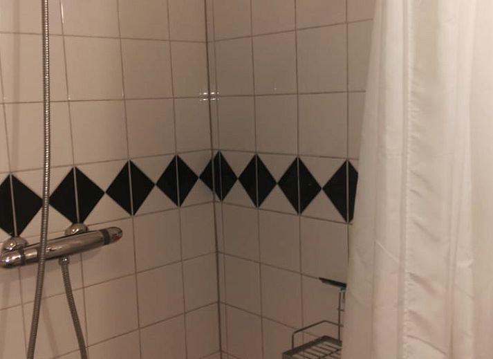 Knusse eethoek in Huisje in Benneveld, vakantieverblijf in Drenthe met uitzicht op de tuin.