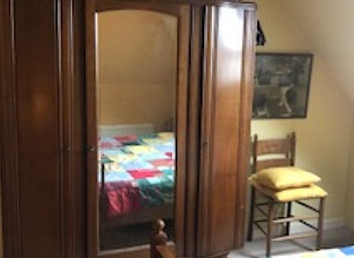 Knusse eethoek in Huisje in Benneveld, vakantieverblijf in Drenthe met uitzicht op de tuin.