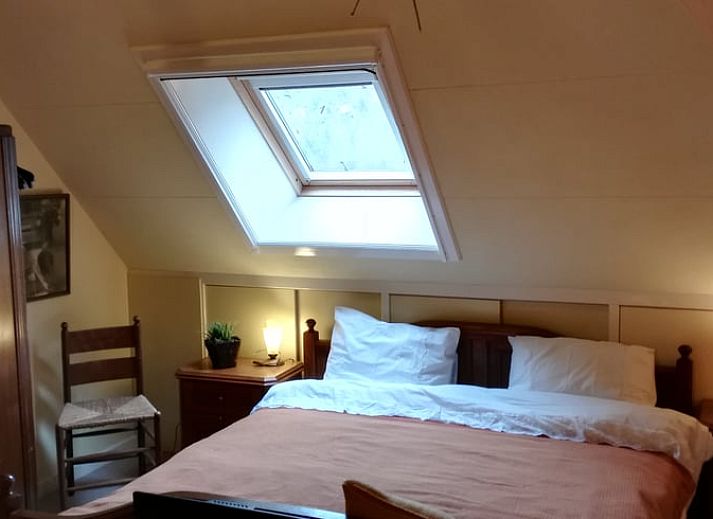 Knusse eethoek in Huisje in Benneveld, vakantieverblijf in Drenthe met uitzicht op de tuin.