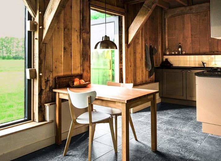 Binnenruimte Vakantiehuis in Nieuw-Schoonebeek met uitzicht op groene velden, Drenthe.