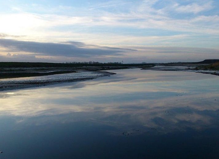 Binnenruimte Vakantiehuis in Nieuw-Schoonebeek met uitzicht op groene velden, Drenthe.