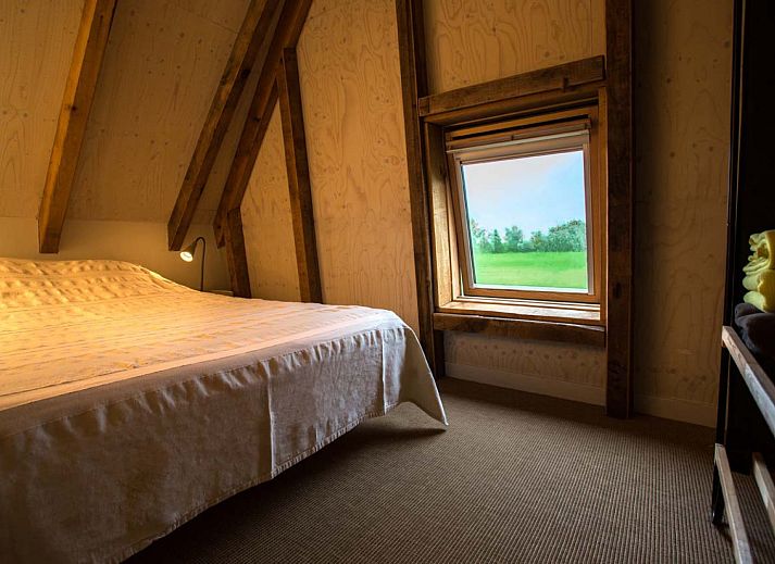 Geniet van de landelijke charme van vakantiehuis DG2049 in Nieuw-Schoonebeek, Drenthe, met een rustiek terras en prachtige groene omgeving.