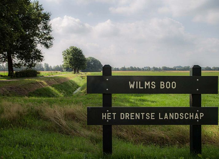 Moderne badkamer in vakantiehuis DG2049, Nieuw-Schoonebeek, Zuidoost Drenthe, met ruime douche en stijlvolle inrichting.