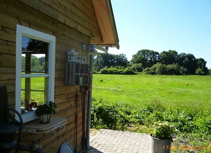 Gemuetliche Terrasse am Ferienhaus in Nieuw-Dordrecht, umgeben von Natur in Suedost-Drenthe, Drenthe.
