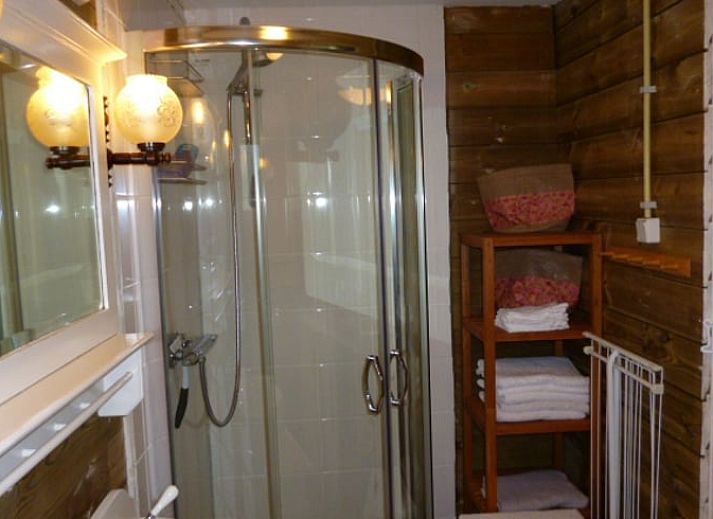 Geniessen Sie das Grillen auf dem Rasen im Ferienhaus in Nieuw-Dordrecht, Suedost-Drenthe, Drenthe.