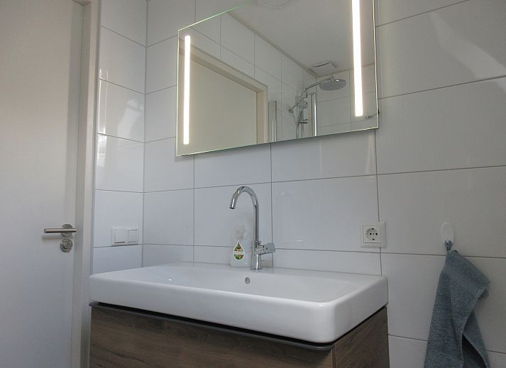 Modernes Badezimmer mit Dusche im Ferienhaus DG1647, Exloerveen, Drenthe.