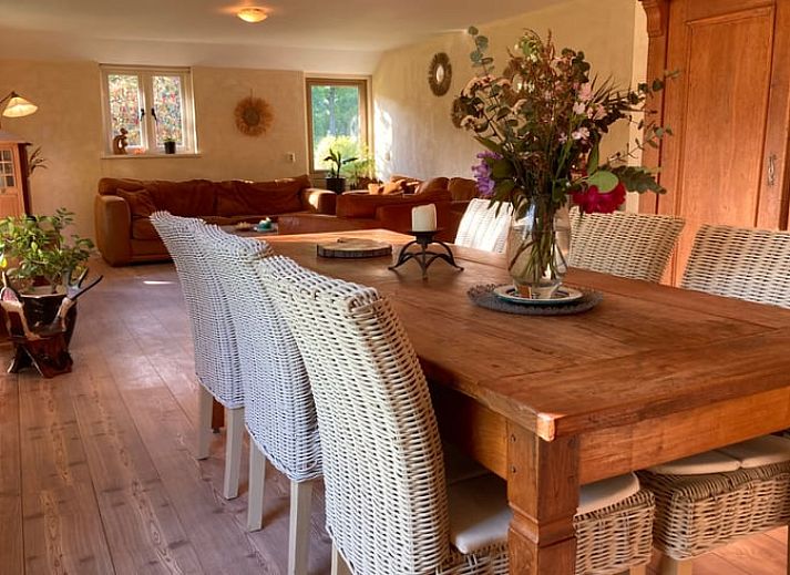 Charmantes Ferienhaus in Klijndijk mit Reetdach, umgeben von viel Gruen im Suedosten von Drenthe.