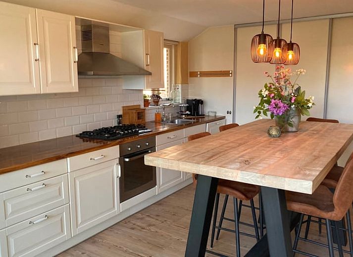 Charmantes Ferienhaus in Klijndijk mit Reetdach, umgeben von viel Gruen im Suedosten von Drenthe.