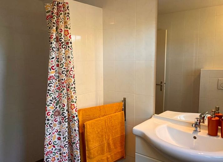 Rustikales Ferienhaus in Klijndijk, Drenthe, mit traditioneller Bauweise und schattigem Garten.