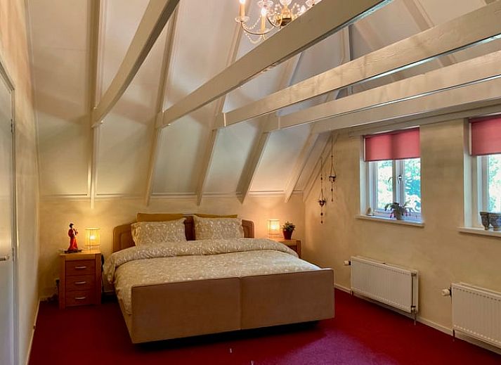 Rustikales Ferienhaus in Klijndijk, Drenthe, mit traditioneller Bauweise und schattigem Garten.