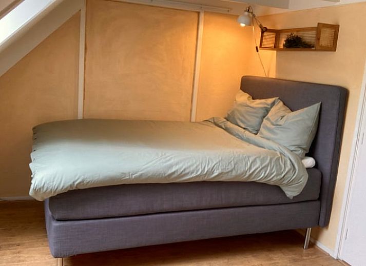 Rustikales Ferienhaus in Klijndijk, Drenthe, mit traditioneller Bauweise und schattigem Garten.