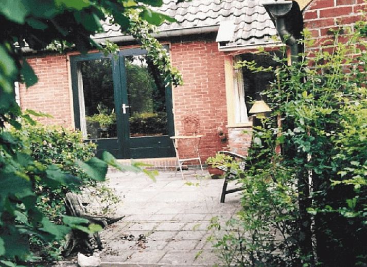 Rustieke zithoek met uitzicht op weiland bij Vakantiehuis in Odoornerveen, Zuidoost Drenthe, Drenthe.