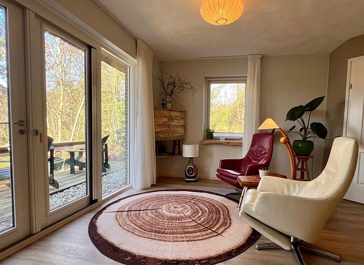 Geniet van de serene zonsondergang bij Vakantiehuisje in Odoornerveen, gelegen aan een idyllisch meer in Zuidoost Drenthe.