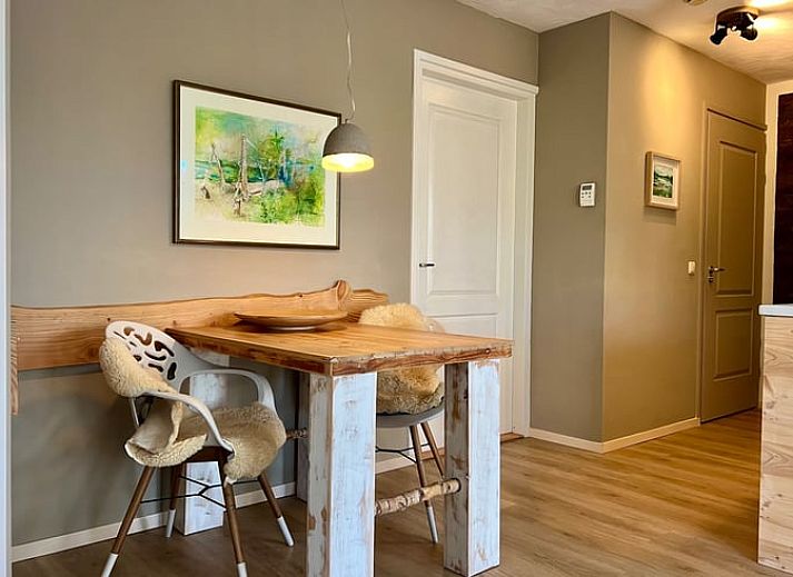 Luchtfoto van Vakantiehuisje in Odoornerveen, gelegen in de groene natuur van Zuidoost Drenthe met een prachtig meer en bosrijke omgeving.