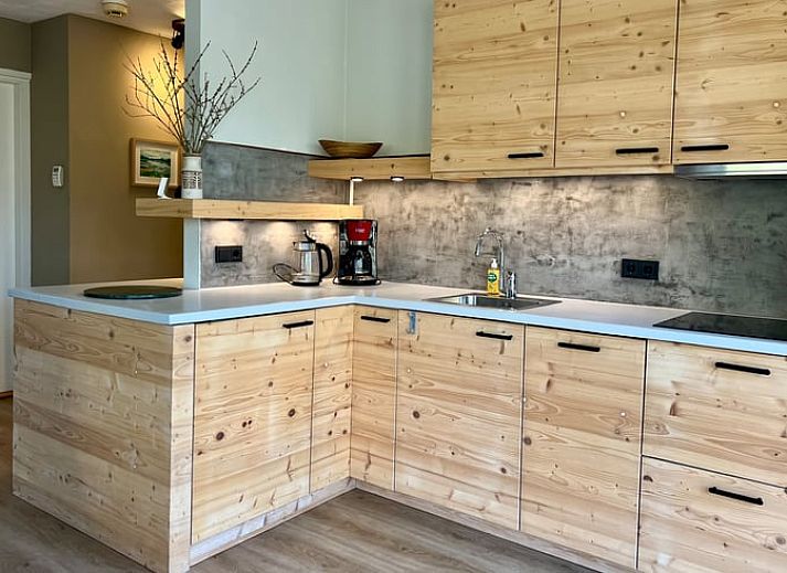 Luchtfoto van Vakantiehuisje in Odoornerveen, gelegen in de groene natuur van Zuidoost Drenthe met een prachtig meer en bosrijke omgeving.