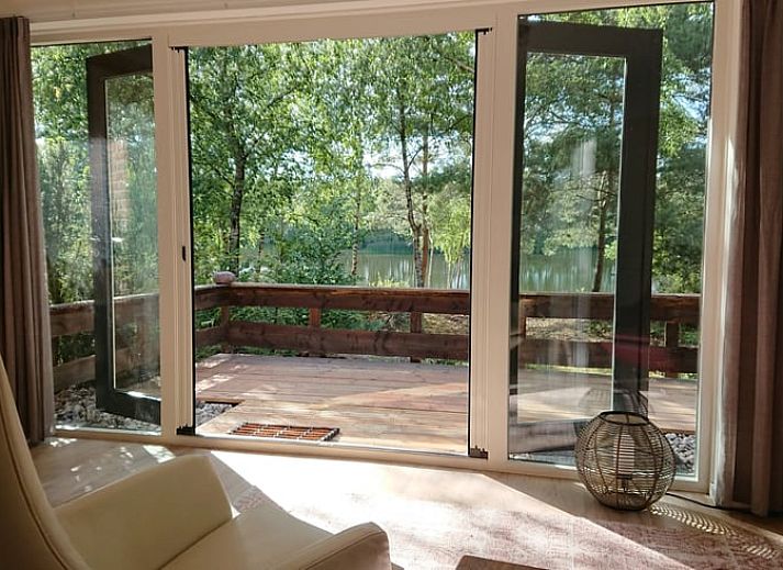 Luchtfoto van Vakantiehuisje in Odoornerveen, gelegen in de groene natuur van Zuidoost Drenthe met een prachtig meer en bosrijke omgeving.