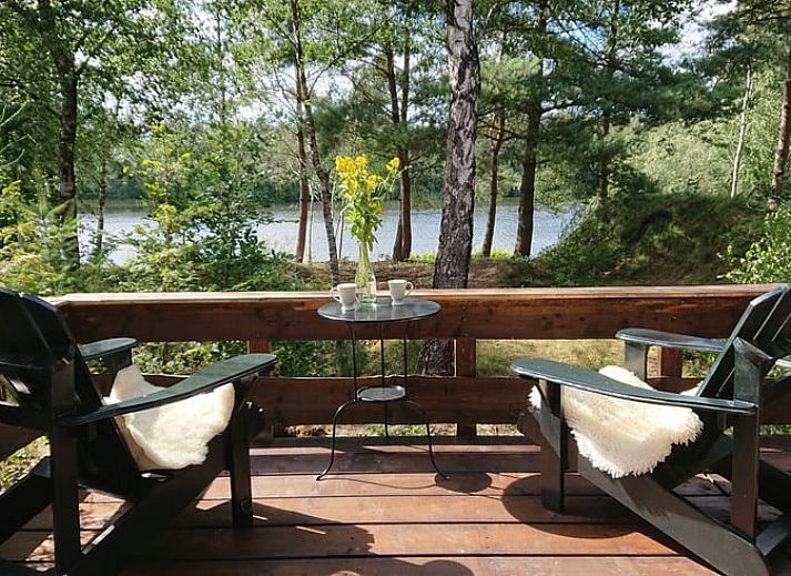Luchtfoto van Vakantiehuisje in Odoornerveen, gelegen in de groene natuur van Zuidoost Drenthe met een prachtig meer en bosrijke omgeving.