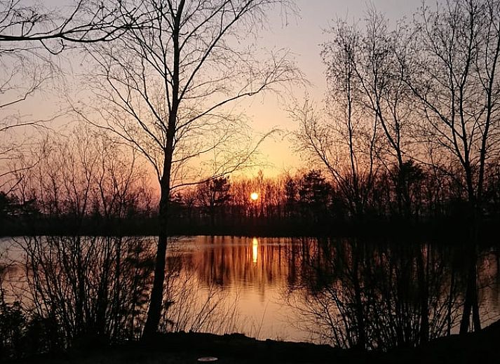 Gezellige woonkamer in Vakantiehuisje in Odoornerveen met uitzicht op terras en natuur in Zuidoost Drenthe.
