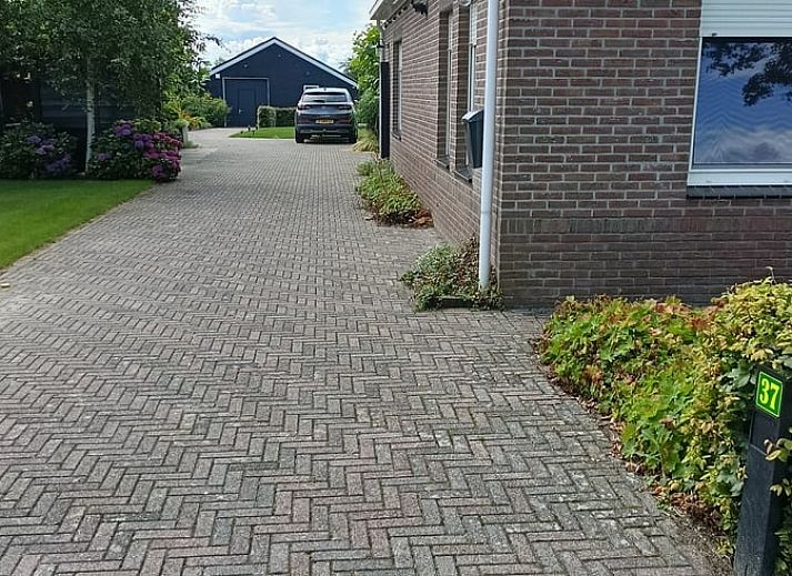 Dining area overlooking garden in Cottage in Emmer-Compascuum, vacation home in Southeast Drenthe, Drenthe.