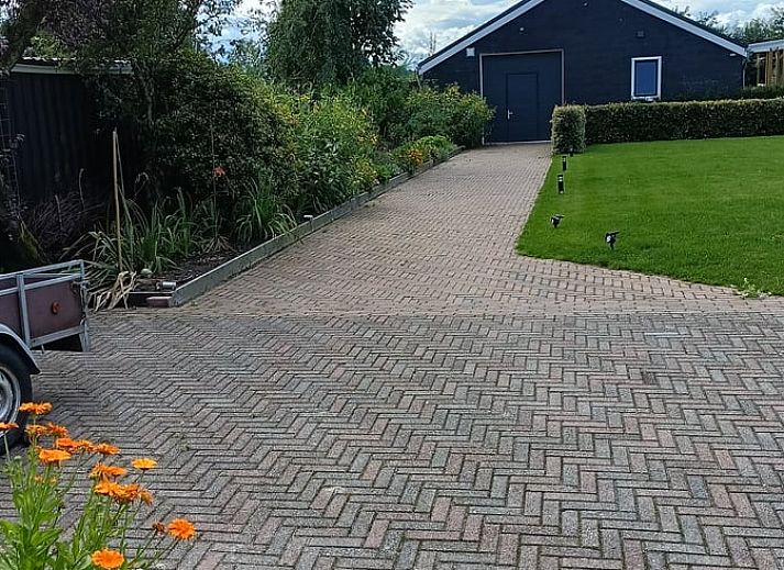 Dining area overlooking garden in Cottage in Emmer-Compascuum, vacation home in Southeast Drenthe, Drenthe.