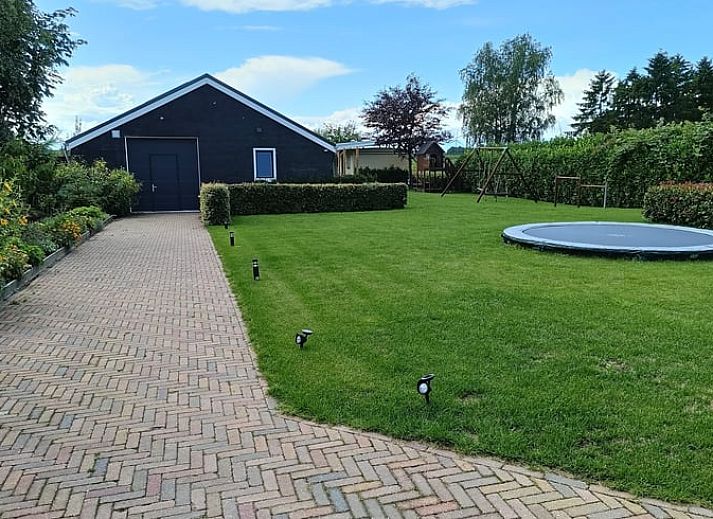 Exterior of Cottage in Emmer-Compascuum, vacation home in Southeast Drenthe, Drenthe with flower garden.