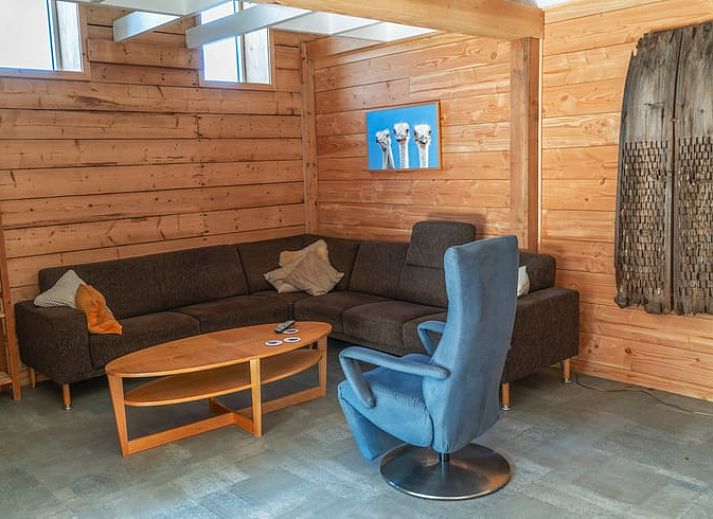 Essecke im Ferienhaus in Zwinderen mit Blick auf den gruenen Garten im Suedosten von Drenthe.
