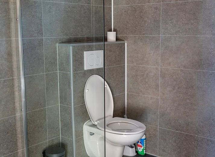 Gemuetliches Wohnzimmer im Ferienhaus in Zwinderen, ideal fuer Entspannung in Drenthe.