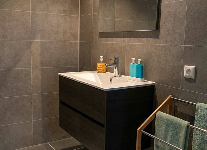 Gemuetliches Wohnzimmer im Ferienhaus in Zwinderen, ideal fuer Entspannung in Drenthe.