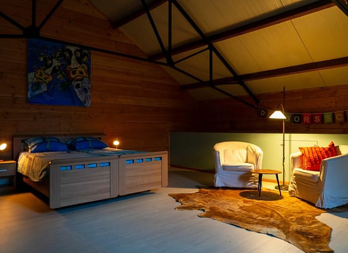 Gemuetliches Wohnzimmer im Ferienhaus in Zwinderen, ideal fuer Entspannung in Drenthe.