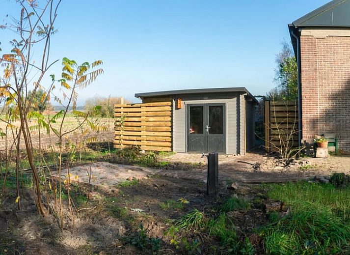 Gemuetliches Wohnzimmer im Ferienhaus in Zwinderen, ideal fuer Entspannung in Drenthe.