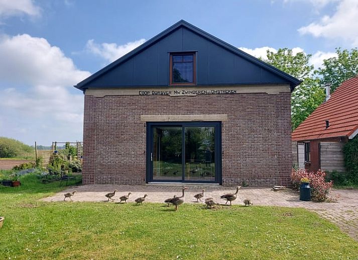 Gemuetliches Wohnzimmer im Ferienhaus in Zwinderen, ideal fuer Entspannung in Drenthe.