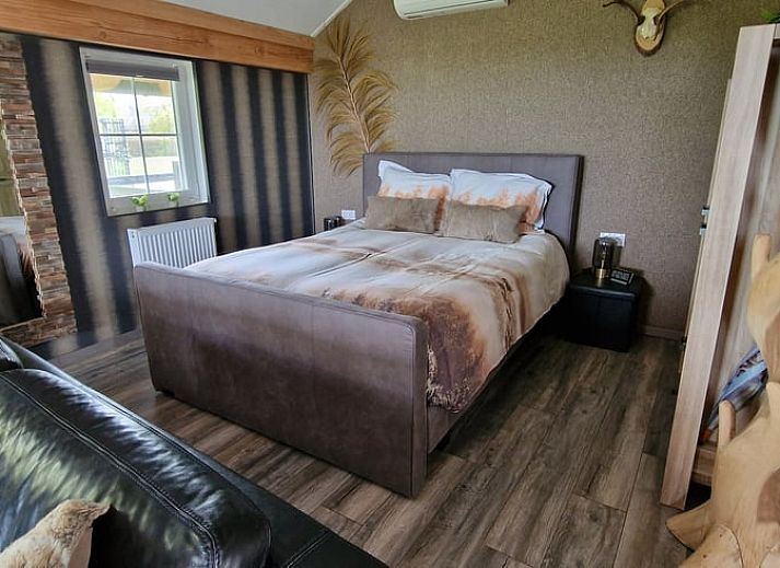 Gezellige binnenruimte van Vakantiehuisje in Fluitenberg met moderne keuken en comfortabele zithoek.