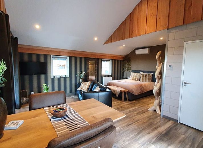 Gezellige binnenruimte van Vakantiehuisje in Fluitenberg met moderne keuken en comfortabele zithoek.