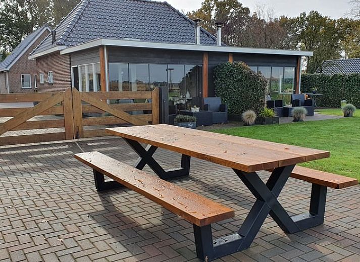 Stijlvolle woonkamer van Vakantiehuisje in Fluitenberg, ideaal voor ontspanning in Zuidwest Drenthe.